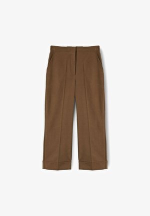 Bruine hoge taille broek met rechte pijpen, voorpleats, zijzakken en omgeslagen Zoom tegen een witte achtergrond.