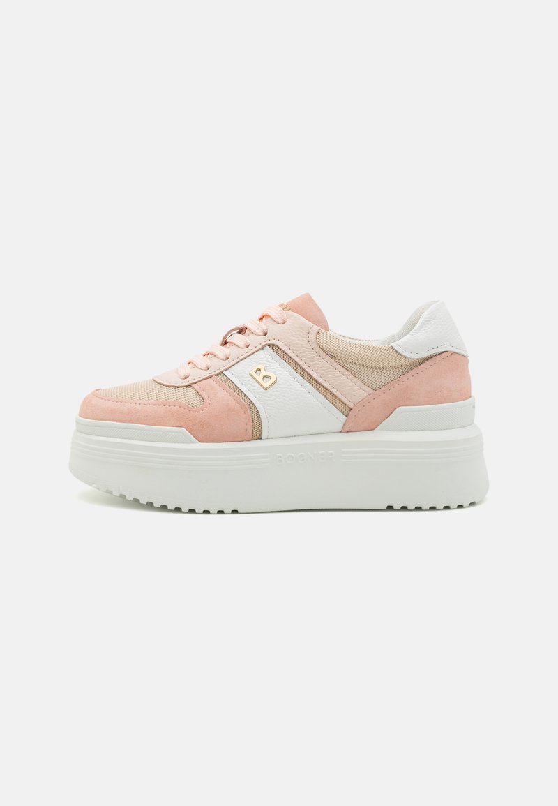 Rosa semsk og nettverks sneakers med hvite detaljer, tykk hvit såle og merket detalj. Har en snøre-desig og teksturert overflate.