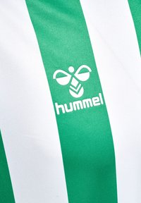 Grön och vit randig tröja i mjukt tyg, med en framträdande vit logotyp med en bi-design och texten "hummel".