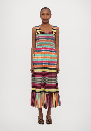 Vestido midi multicolorido con corsé fruncido, tirantes anchos y dobladillo en capas. Presenta rayas y patrones audaces en tonos vibrantes.