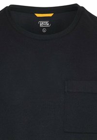 Sort bomulds T-shirt med rund hals, med en frontlomme og et kontrastfarvet gult mærke ved kraven, mærket med "camel active" label.