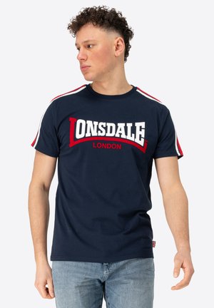 NORMALE PASSFORM MERRYN - Print T-shirt - navy white red