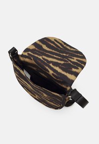 Mustikkakuvioinen olkalaukku, jossa on musta ja ruskea väri, läpällinen sulku, säädettävä hihna ja sileä kangaspinta. Sisältää sisätaskun.