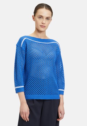 Blauer gestrickter Pullover mit einem lockeren, offenen Maschenmuster, ¾-Ärmeln und weißen Akzenten entlang des Halsausschnitts und der Bündchen, mit einer kastigen Passform.