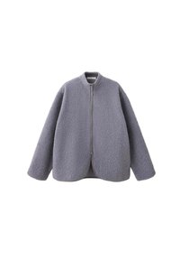 Veste polaire grise avec manches longues et fermeture éclair frontale, col montant et tissu doux texturé.