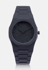 Relógio de silicone preto com um caixa octagonal e mostrador texturizado. Apresenta marcadores de horas simples e uma bracelete com elos combinando. Design minimalista.