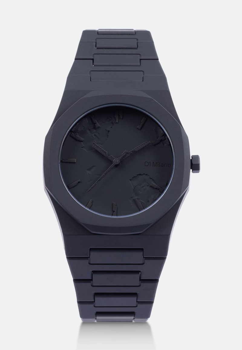 Relógio de silicone preto com um caixa octagonal e mostrador texturizado. Apresenta marcadores de horas simples e uma bracelete com elos combinando. Design minimalista.