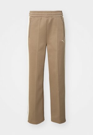 Pantaloni de trening maro, realizați dintr-un material moale, având o dungă albă pe lateral, talie elastică și buzunare cu fermoar pe ambele părți.