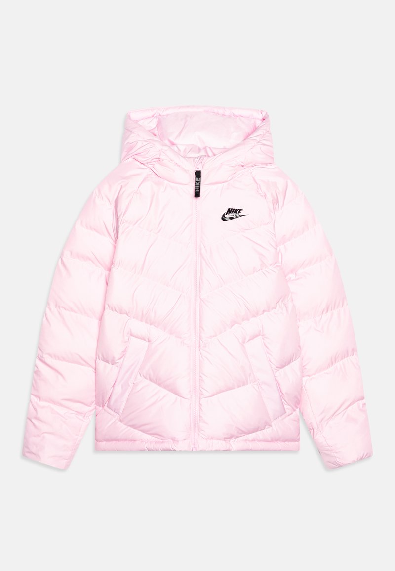 Jasnoróżowa kurtka puchowa z kapturem, z zamkiem z przodu i czarnym logo Nike. Wzór w chevron z dwoma przednimi kieszeniami i ściągaczami przy mankietach.