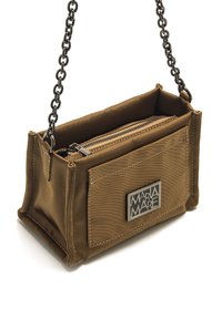 Bolso de hombro de tela marrón con forma rectangular, correa de cadena metálica, cierre de cremallera y un bolsillo frontal con una placa de logo.