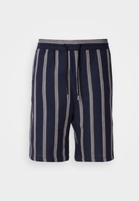 Shorts bleu marine avec des rayures verticales gris clair, taille élastique avec cordon de serrage, longueur au genou, fabriqués à partir d'un tissu texturé.