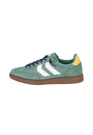 Zapatilla de deporte verde de ante de corte bajo con rayas blancas, cordones azul marino, lengüeta amarilla en el talón y suela de goma marrón.
