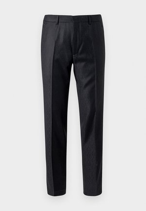 Pantalon noir sur mesure avec un motif texturé subtil, pli avant, passants de ceinture et fermeture éclair.