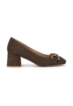 Pump in suede marrone con tacco a blocco e punta affusolata, accentuata da un dettaglio in metallo dorato vicino alla tomaia. Superficie testurizzata con fodera interna liscia.