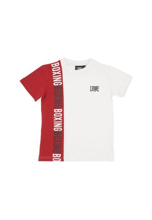 T-shirt Leone blanc et rouge à manches courtes, avec le texte vertical « Boxing » sur le panneau rouge et un petit logo sur la poitrine.
