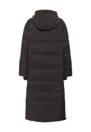 Abrigo acolchado negro con capucha, de corte holgado, con acolchado horizontal y mangas largas. El material parece suave y resistente al agua.