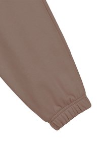 Brązowe dresy z bawełny, z elastycznym ściągaczem w pasek i gładką teksturą, o zwężanym kroju i bez widocznych wzorów.