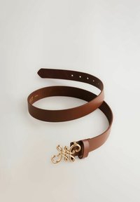 Cinturón de cuero marrón con perfil delgado, con una hebilla decorativa dorada en forma de lazos y detalles. Textura suave, diseño minimalista.