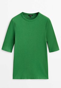 Grünes geripptes T-Shirt mit kurzen Ärmeln und Rundhalsausschnitt, flach auf einem weißen Hintergrund ausgelegt.
