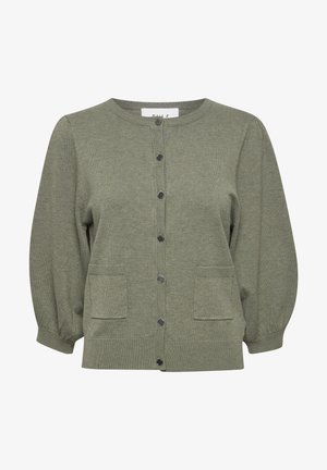 Vihreä oliivinvärinen neuletakki, joka on valmistettu teksturoidusta kankaasta ja jossa on pyöreä kaula-aukko, etupainettavat napit ja kaksi päällystaskua. Pitkät, hieman puffimaiset hihat.