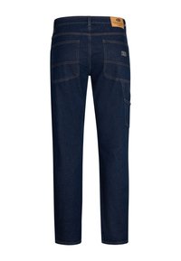Pantaloni in denim blu scuro con doppie tasche posteriori e una tasca laterale per utensili, caratterizzati da cuciture a contrasto e una patch in pelle con il marchio nella vita.
