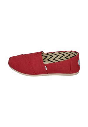 Rote Leinen-Slipper mit abgerundeter Zehe, Kreuzdesign, beiger Gummisohle und Innenfutter im Schachbrettmuster in Schwarz und Beige.