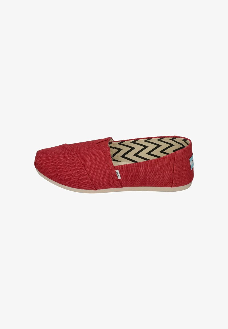 Rote Leinen-Slipper mit abgerundeter Zehe, Kreuzdesign, beiger Gummisohle und Innenfutter im Schachbrettmuster in Schwarz und Beige.