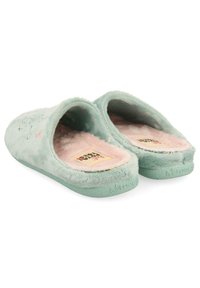 Pantuflas ligeras y esponjosas de color verde claro con un suave forro rosa. Diseño de talón abierto, punta redonda, con pequeños acentos bordados. Suela plana de goma.