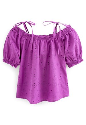 Blouse en coton violet à encolure décolleté épaules, manches bouffantes, et motifs floraux brodés avec détails ajourés. Liens aux épaules.