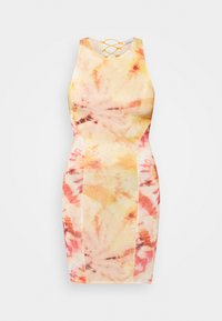 Vestido bodycon em tecido suave e elástico, apresentando um padrão de tie-dye em pastéis de amarelo, laranja e rosa; as costas têm detalhe de laços.
