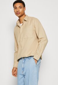 Marc O'Polo KENT COLLAR TWO CHEST POCKETS STRAIGHT HEM WITH SLIT - Shirt - jonesboro cream
