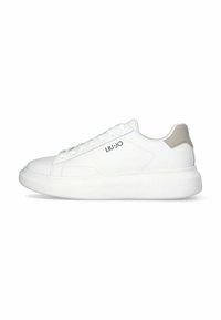 Sneakers bianchi in pelle con una texture liscia, punta tonda e suola in gomma bianca. Presentano un accent beige chiaro sul tallone e il logo laterale.