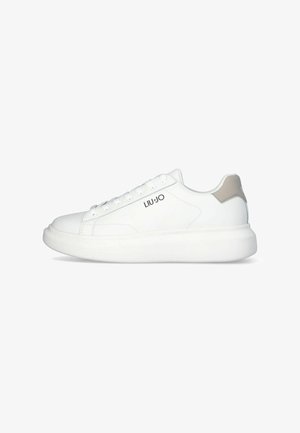 Sneakers bianchi in pelle con una texture liscia, punta tonda e suola in gomma bianca. Presentano un accent beige chiaro sul tallone e il logo laterale.