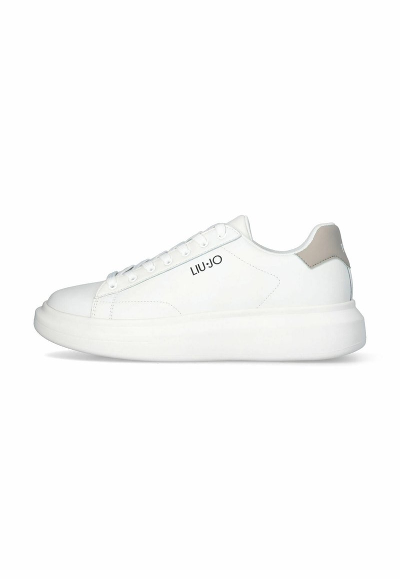 Sneakers bianchi in pelle con una texture liscia, punta tonda e suola in gomma bianca. Presentano un accent beige chiaro sul tallone e il logo laterale.