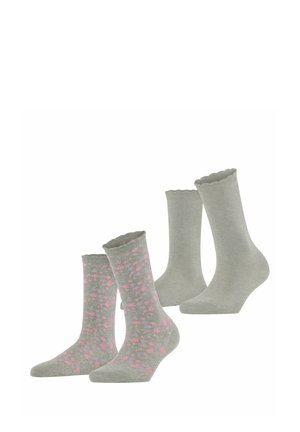 Due paia di calzini grigi fino a metà polpaccio, uno semplice e uno con un motivo floreale rosa, entrambi con bordi smerlati.