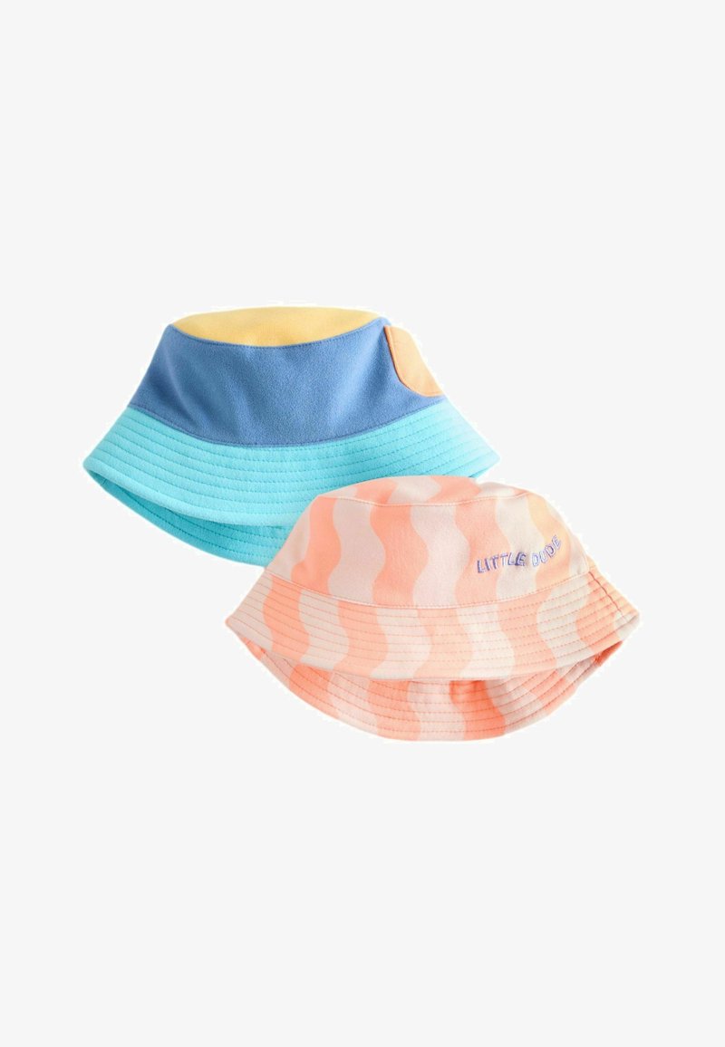 Due cappelli a secchiello: uno con blocchi di colore blu, turchese e giallo; l'altro con strisce ondulate arancioni e la scritta "LITTLE DUDE" ricamata in blu.