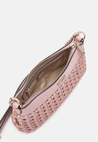 Vævet lyserød syntetisk håndtaske med guldbeslag, loppeoplevelse i toppen og en indvendig lomme. Glat tekstur og kompakt design.