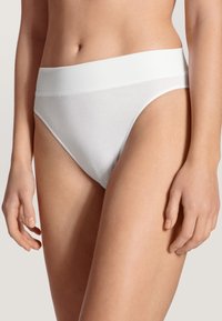 Valkoiset puuvillaiset korkeavyötäröiset bikini-alushousut, joissa on sileä pinta, leveä joustovyötärö ja minimalistinen muotoilu, joka sopii päivittäiseen käyttöön.