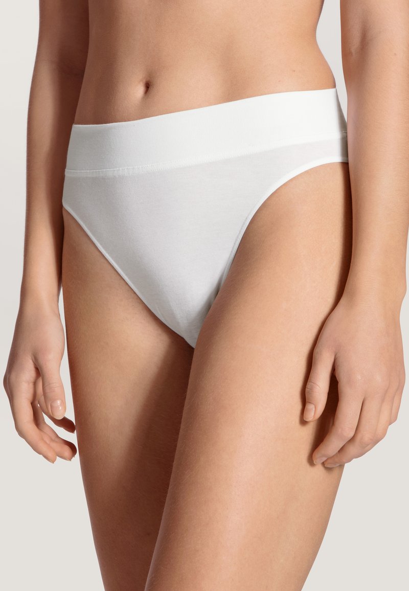 Valkoiset puuvillaiset korkeavyötäröiset bikini-alushousut, joissa on sileä pinta, leveä joustovyötärö ja minimalistinen muotoilu, joka sopii päivittäiseen käyttöön.