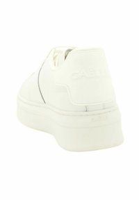 Sneaker bianco in pelle con pannelli texturizzati, punta arrotondata e suola spessa. Presenta il nome del brand in rilievo sul tallone e un design minimalista.