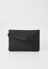 Pochette rectangulaire noire avec fermeture à glissière et un petit logo de crocodile embossé dans le coin inférieur droit.