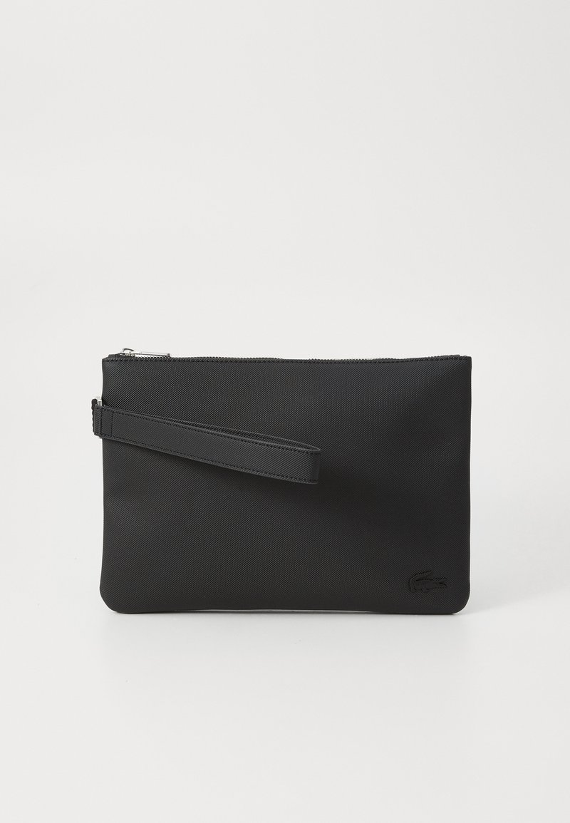 Pochette nera rettangolare con zip e un piccolo logo di coccodrillo impresso nell'angolo in basso a destra.