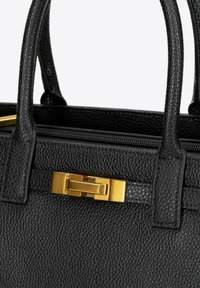 Zwarte leren handtas met een textuur oppervlak, voorzien van een gouden sluiting en dubbele handgrepen. Ritssluiting aan de bovenkant voor een veilige afsluiting.