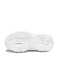 Semelle de chaussure de sport blanche avec caoutchouc texturé, présentant des rainures de flexion et des grips circulaires pour une traction optimale. Logo Fila embossé au centre de la semelle.