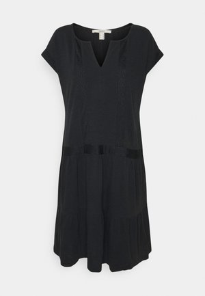 Schwarzes Kurzarmkleid mit V-Ausschnitt, dezenten vertikalen Spitzenpaneelen, tailliertem Bund und fließendem Rock.