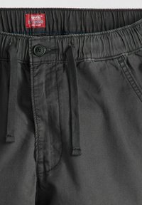 Pantaloni chino grigi con vita elastica, cordino, chiusura frontale con bottone e dettagli di cucitura. Etichetta con logo Levi's visibile.