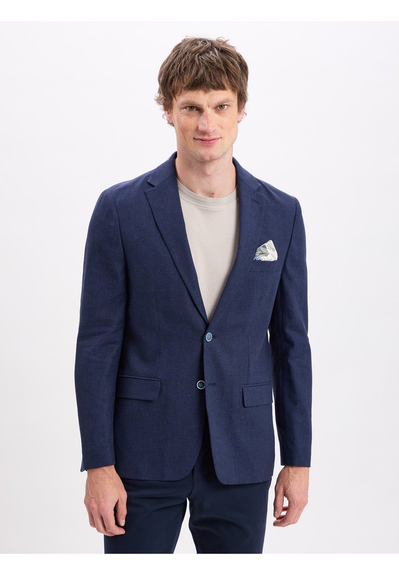 Marineblazer met notch-revers, twee knopen en twee voorzakken; bevat een gemusterd pochet en een textuurstof.