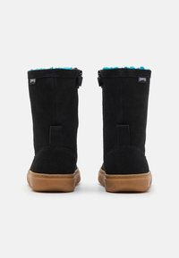 Czarne zamszowe botki za kostkę z fakturowaną cholewką, turkusową podszewką ze sztucznego futra oraz gumową podeszwą; z tyłu zapinane na suwak.