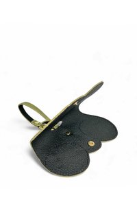 Porte-cartes en cuir noir avec un design ondulé, garniture dorée et une sangle verte. Dispose d'une fermeture à pression et de deux compartiments circulaires.