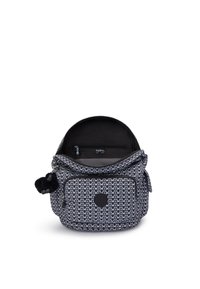 Bolso con estampado en blanco y negro, con un exterior texturizado, cierre con cremallera y un bolsillo frontal. Incluye un acento decorativo de pom-pom.
